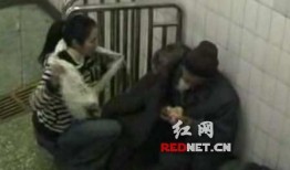 爆料流浪女衣服视频大全,衣物背后的感人故事