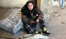 爆料流浪女衣服视频大全,衣物背后的感人故事