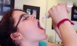 女孩爆料吃牙膏视频播放,牙膏成新宠？女孩直播吃牙膏引发网友热议